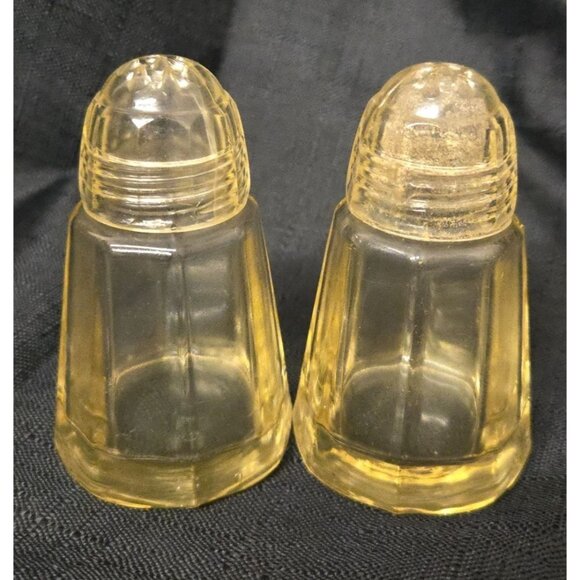 Heisey Yellow Glass Salt & Pepper Shakers Plastic Lids 3" - Picture 1 of 4